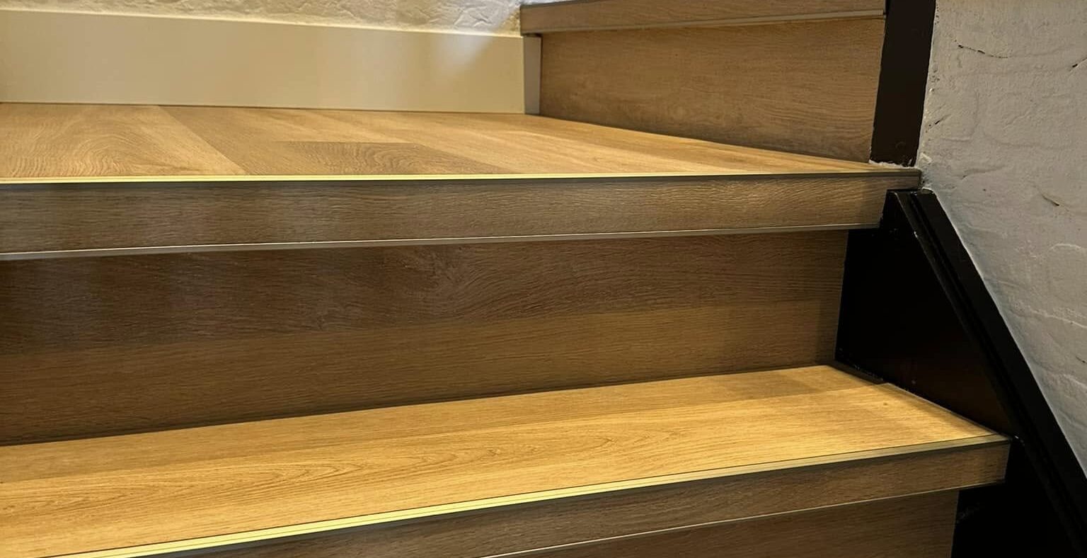 Detail van een PVC traprenovatie met houtlook